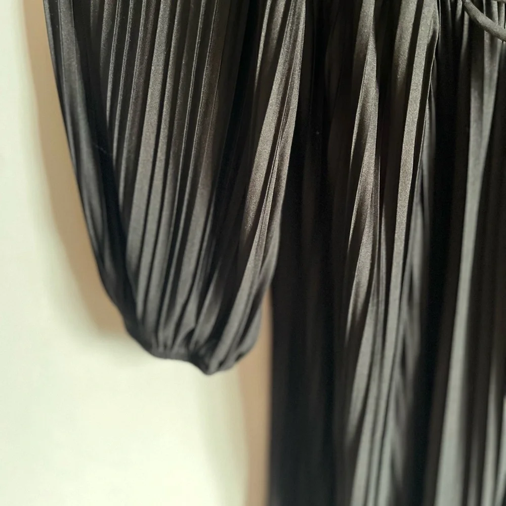 H&M pleated dress with drawstring  . Size US  L - Picture 3 of 6